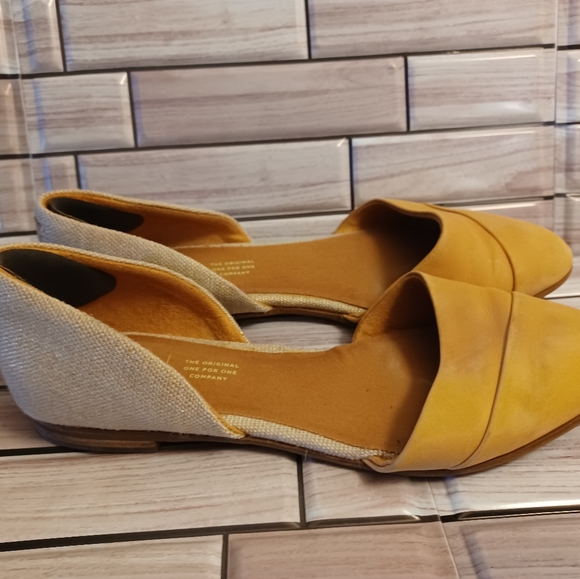 Tom's women's slip-on ship slippers size 8 and color. - Picture 5 of 8